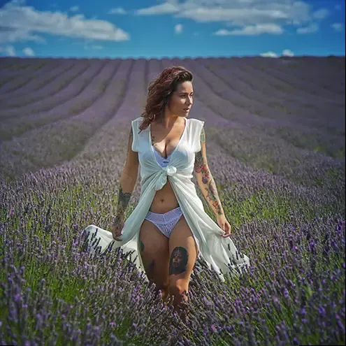 A girl in a loose dress in a lavender field, model photography, model portfolio